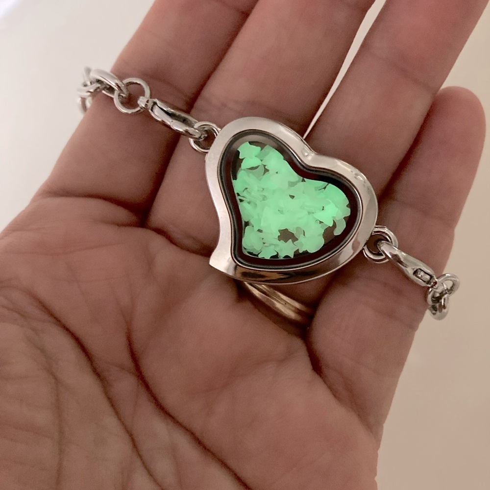 NWOT: clear heart locket bracelet with glow in the dark shapes ❤️🦋🌙⭐️